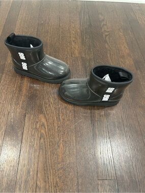 NWOB UGG Kids Black Classic Clear Waterproof Ankle Rain Boots Size 2Y